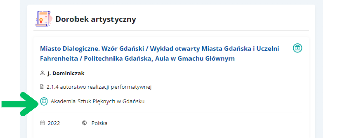 Interfejs użytkownika portalu Ludzie Nauki. Fragment profilu naukowca, sekcja Dorobek artystyczny, przykład osiągnięcia. Zielona strzałka wskazuje na nazwę instytucji, która wpisała dane osiągnięcia to systemu POL-on. Nazwa jest przy zielonej ikonie instytucji.