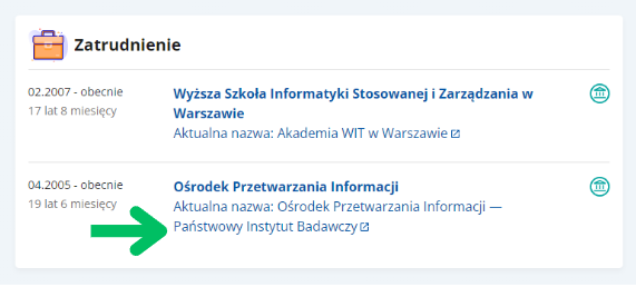 Interfejs użytkownika portalu Ludzie Nauki. Fragment profilu naukowca, sekcja Zatrudnienie. Druga pozycja w sekcji jest oznaczona zieloną strzałką wskazującą na nazwę instytucji (pracodawcy). Nazwa jest linkiem.