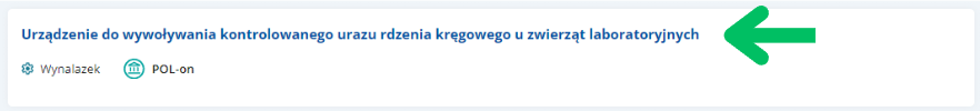 Interfejs użytkownika portalu Ludzie Nauki po zalogowaniu. Fragment ekranu zakładki Patenty i prawa ochronne, a na nim przykładowy wynalazek. Zielona strzałka wskazuje nazwę wynalazku, która jest oznaczona jako niebieski link.