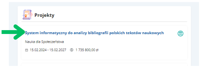 Fragment interfejsu użytkownika portalu Ludzi Nauki. Sekcja Projekty na profilu naukowca. Nazwa projektu ma postać niebieskiego linku - na nią wskazuje zielona strzałka.