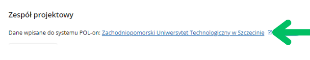Fragment interfejsu użytkownika portalu Ludzi Nauki. Podstrona ze szczegółowymi danymi projektu. Nazwa instytucji jest pod nagłówkiem Zespól projektowy i ma postać niebieskiego linku - na nią wskazuje zielona strzałka.