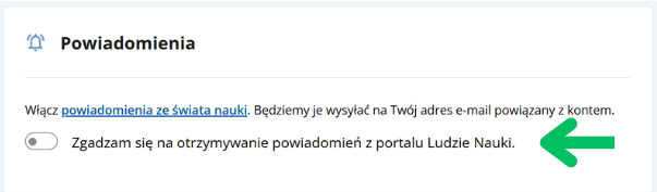 Sekcja Powiadomienia w Ustawieniach konta. Zielona strzałka wskazuje przełącznik, którym można je włączyć, jednocześnie zgadzając się na otrzymywanie powiadomień.