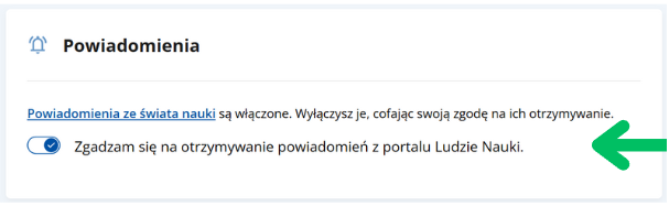 Sekcja Powiadomienia w Ustawieniach konta. Zielona strzałka wskazuje przełącznik, którym można je wyłączyć, wycofując jednocześnie zgodę na otrzymywanie powiadomień.